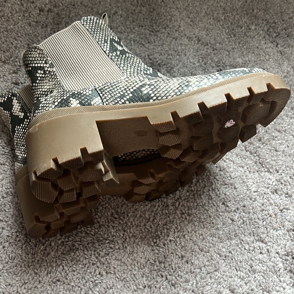 Universal Thread Snakeskin Chelsea Boots - Womens 10 - Picture 7 of 9